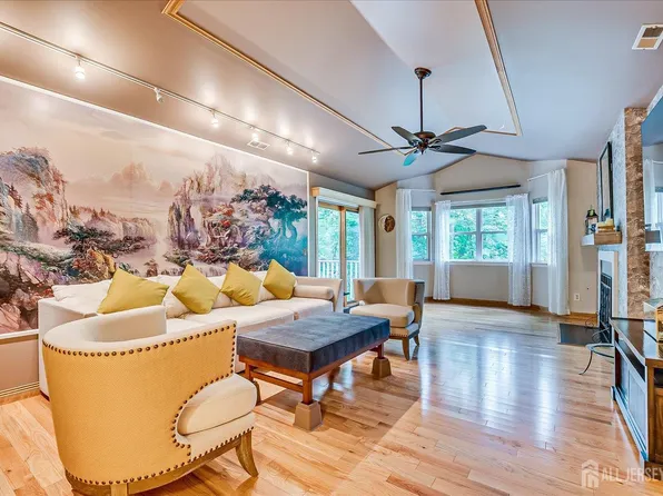 7 Chelsea Dr, Piscataway, NJ 08854