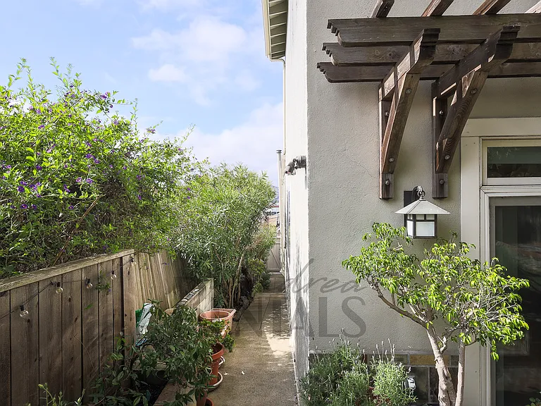 1029 Rhode Island St — Photo 37