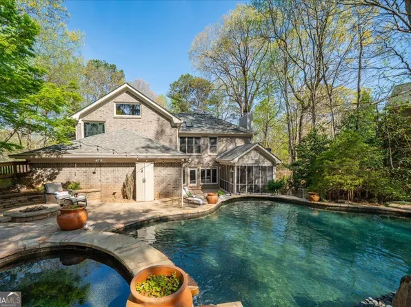 649 Lakeshore Dr, Berkeley Lake, GA 30096