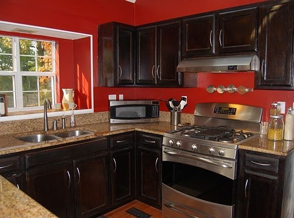 Stainless Steel Appliances & lots of cabinet space