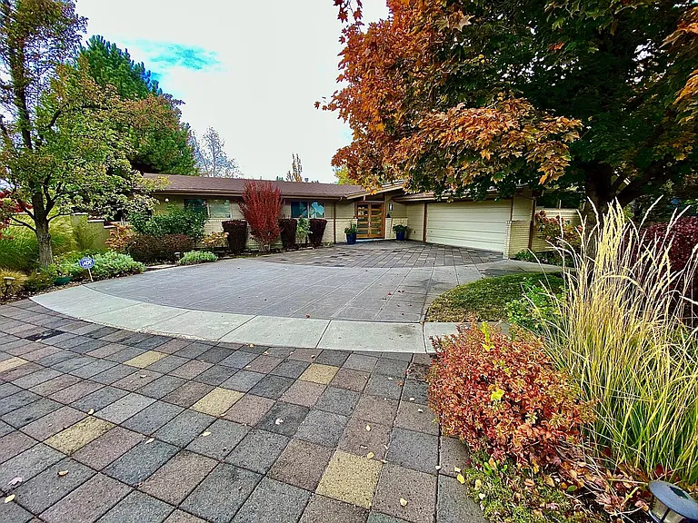 306 E Curling Dr — Photo 2
