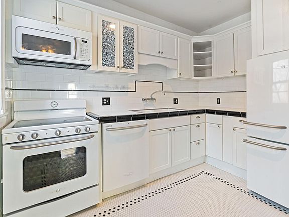 5th image of 385 Laurel Ave
