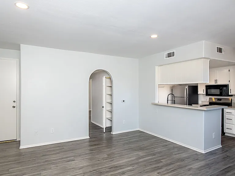 520 N Hollywood Way — Photo 1