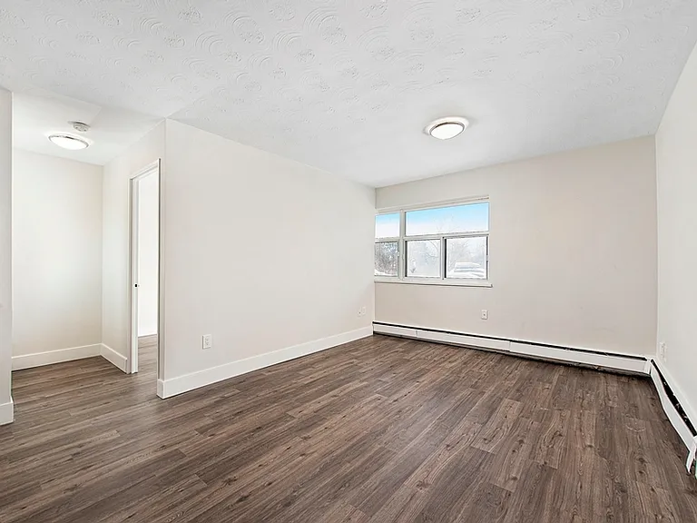 1140 Mary St N — Photo 7