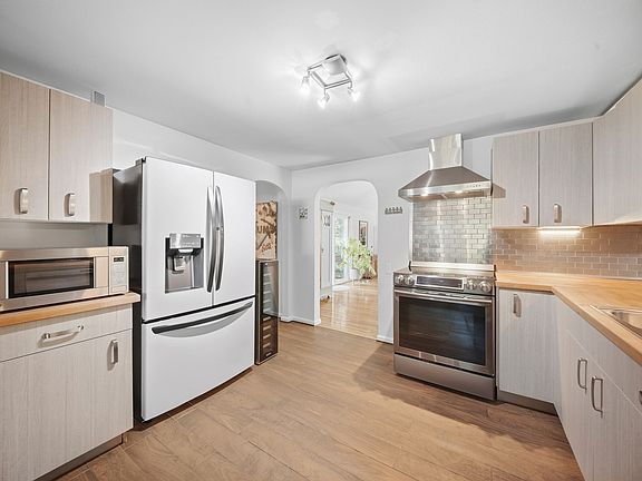3rd image of 8 Revere Rd