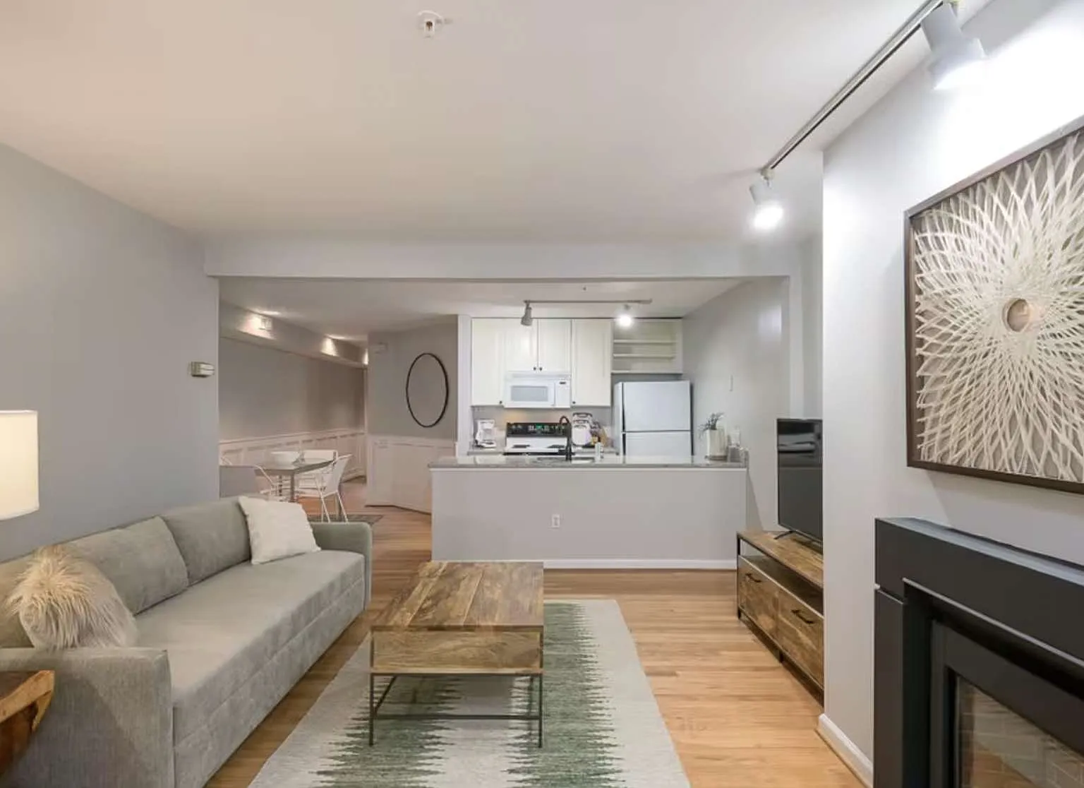 2 bed, 900 sqft, $6,000 — Photo 3