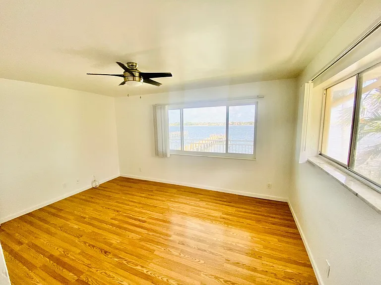 1100 S Lake Dr — Photo 2