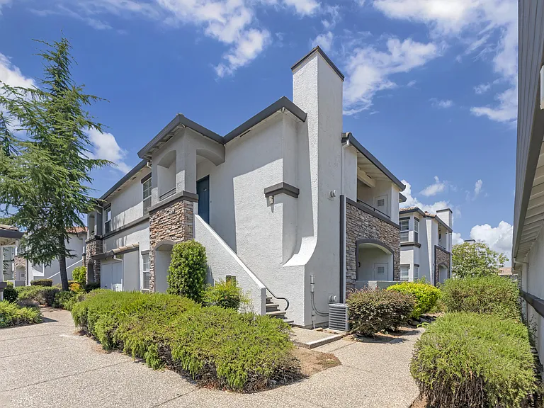 Ascent at the Galleria features meticulously maintained landscaping, offering a stunning and polished outdoor setting that adds to the community's welcoming atmosphere.