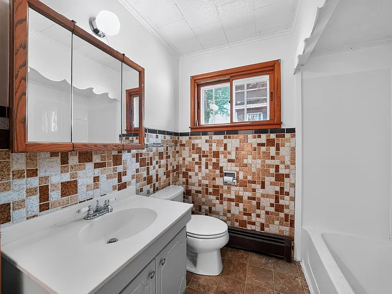 11 Spencer Ave — Photo 18