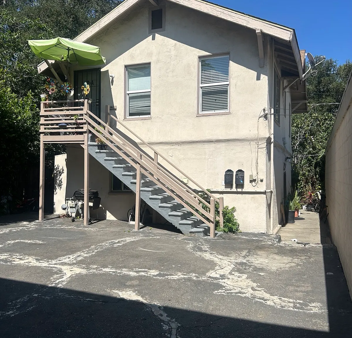 3 bed, 1000 sqft, $3,200 — Photo 2