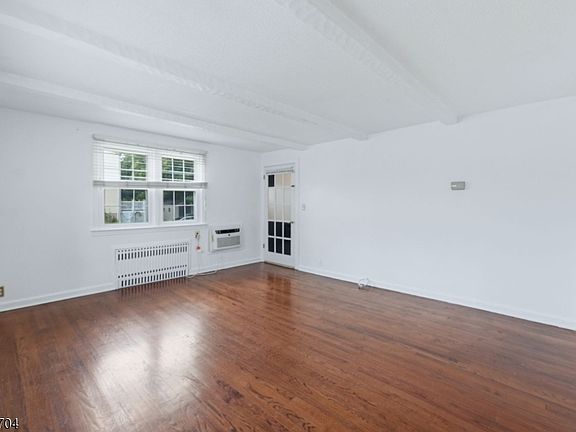 4th image of 335 Dermody St