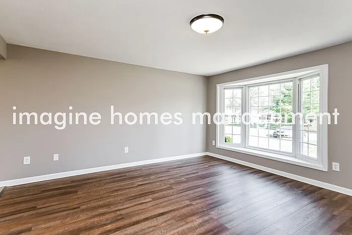 3 bed, 1.0 bath, 1127 sqft, $2,050 — Photo 3