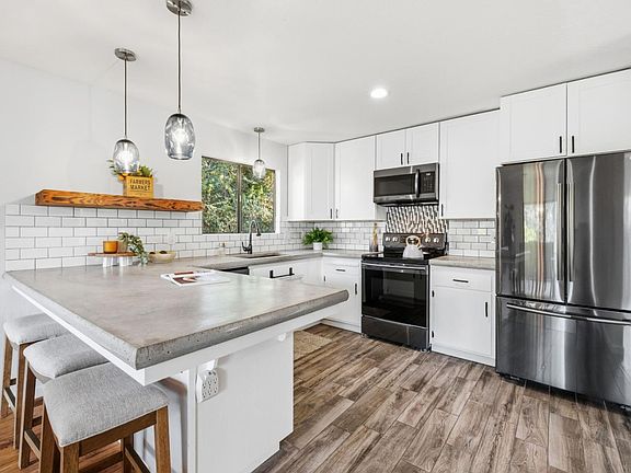 5th image of 641 Marion Ave