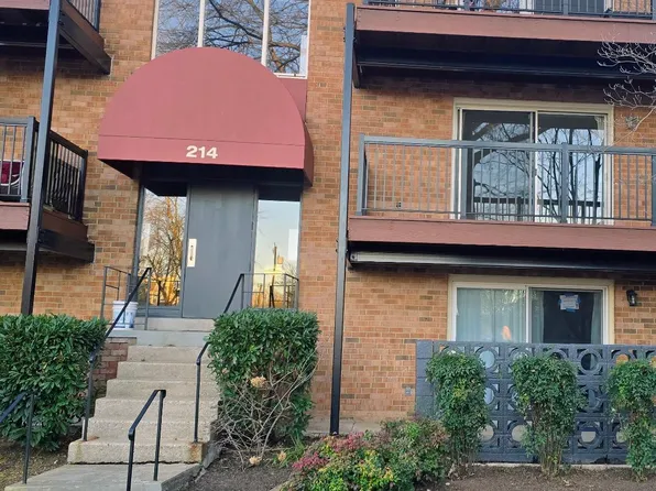 214 Locust St SW #121, Vienna, VA 22180