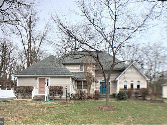 2nd image of 117 Pender St