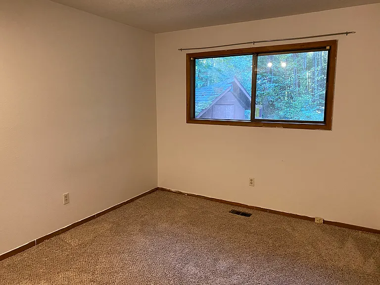 2558 Troy Ct — Photo 21