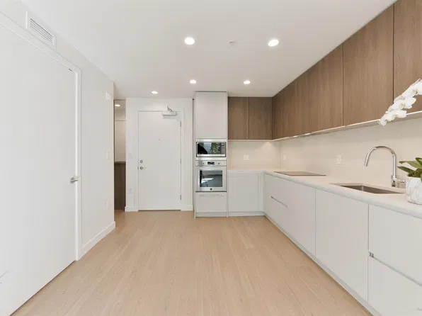 588 Harrison Ave #102, Coquitlam, BC V3J 3Z6