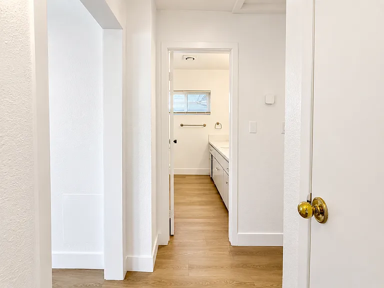917 N Mariposa St — Photo 11