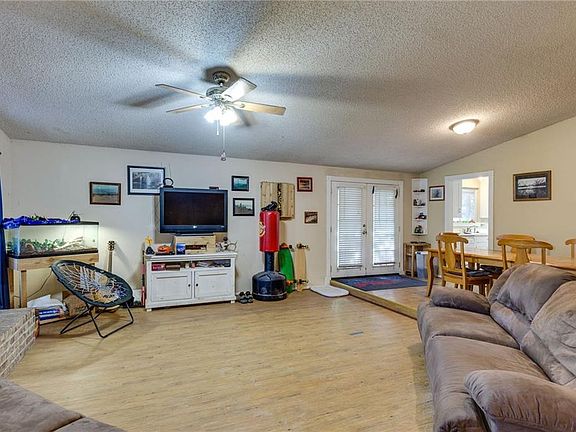 2nd image of 3421 Pembroke Pl