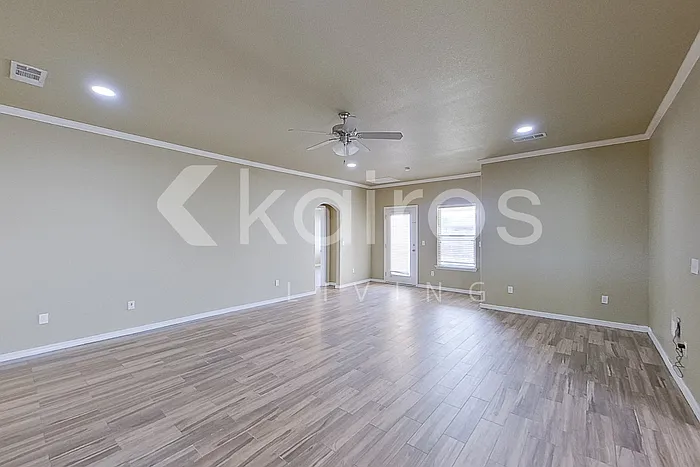 7406 Vail Dr — Photo 2