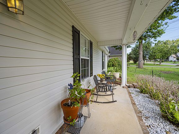3rd image of 811 Buckhaven Dr