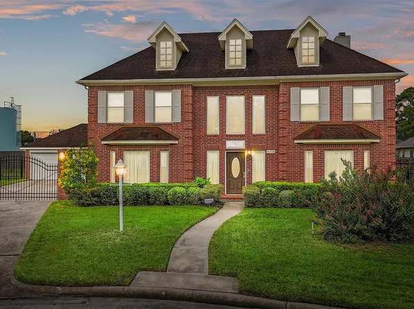 9718 Deverell Dr, Sugar Land, TX 77498