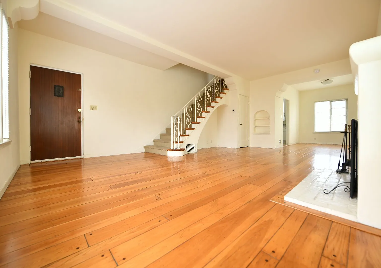 1p722 - 33-39 Excelsior Court — Photo 4