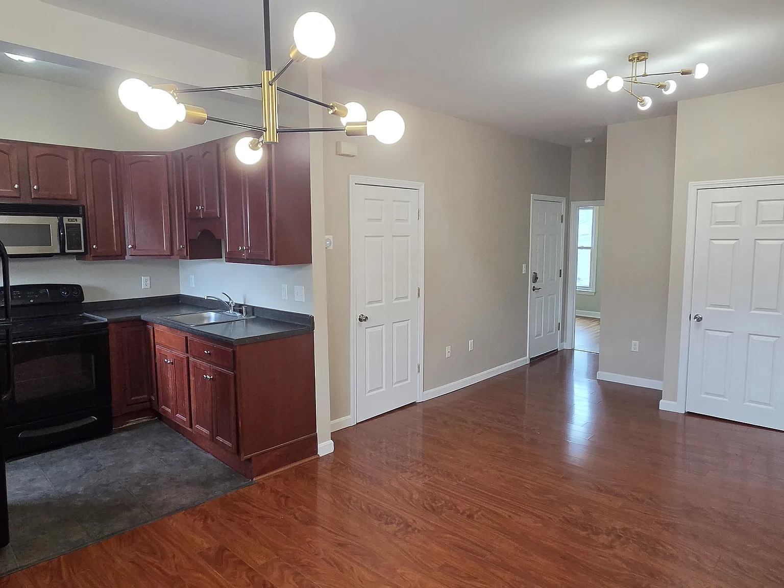 2 bed, 700 sqft, $2,400 — Photo 2