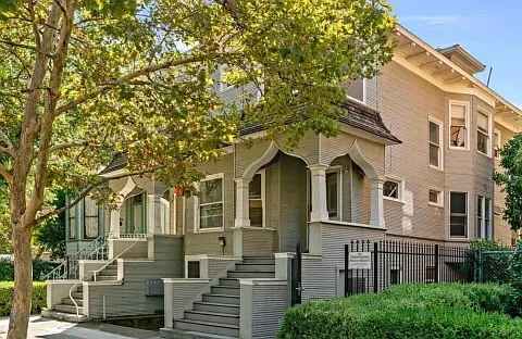 Studio, 1.5 bath, 200 sqft, $1,000 — Photo 1