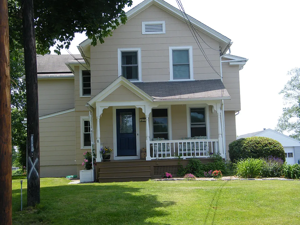 22 River St
