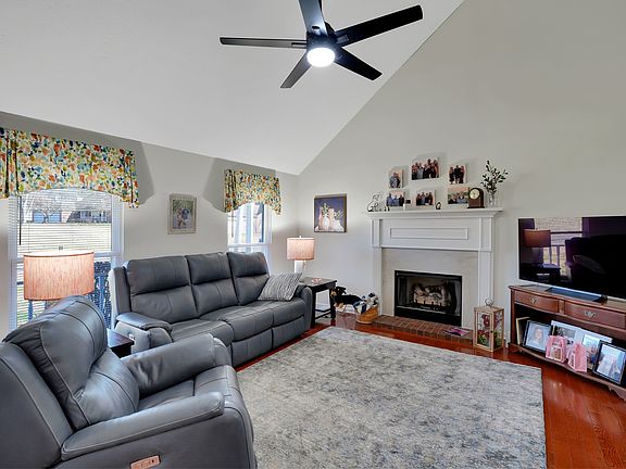 3rd image of 1009 Victoria Ln W