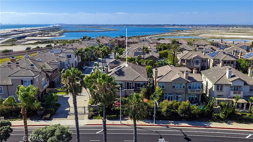 5 bed, 4.5 bath, 3816 sqft, $12,950 — Photo 4