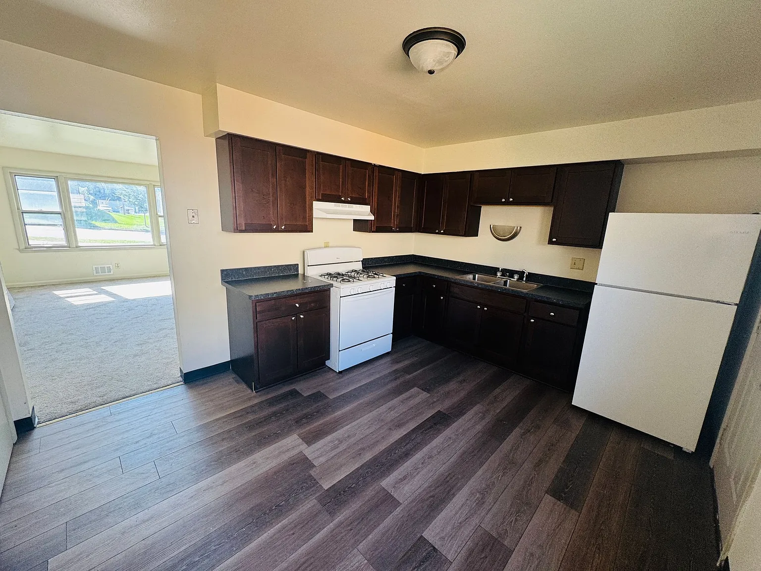 Pine Point Apartments — Photo 4
