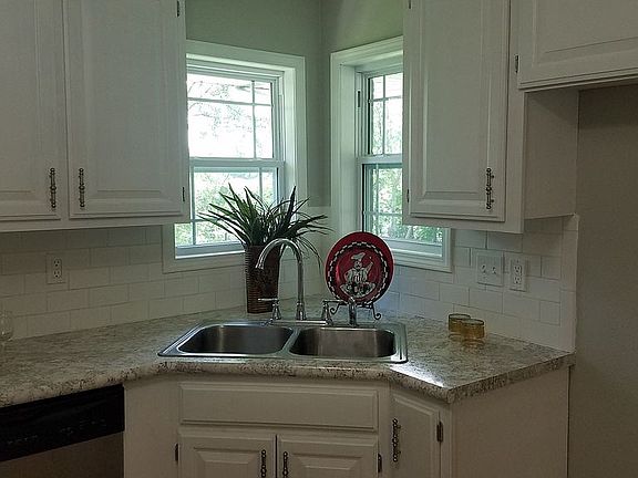 5th image of 711 Nelson Dr