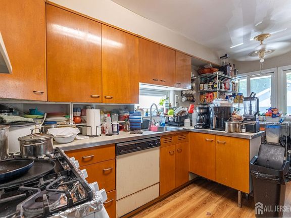4th image of 73 Nichol Ave