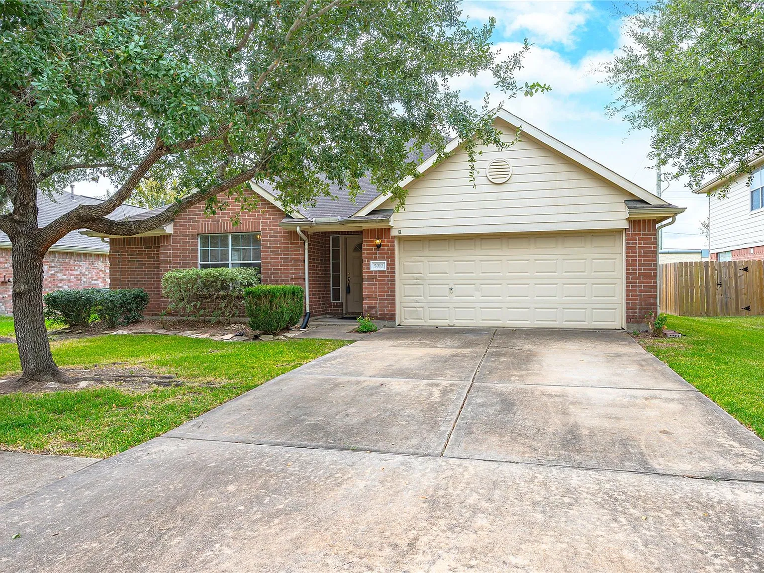 3 bed, 2.0 bath, 1886 sqft, $2,300 — Photo 1
