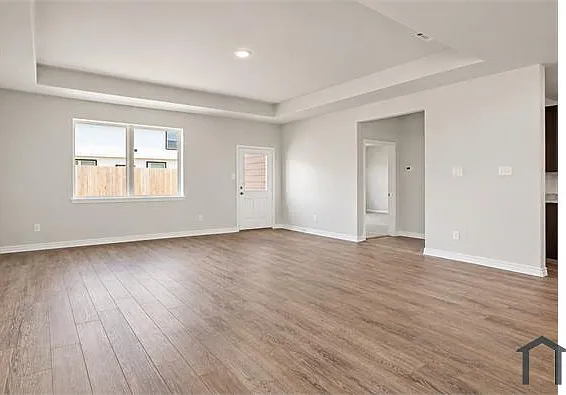 5 bed, 2435 sqft, $4,000 — Photo 3