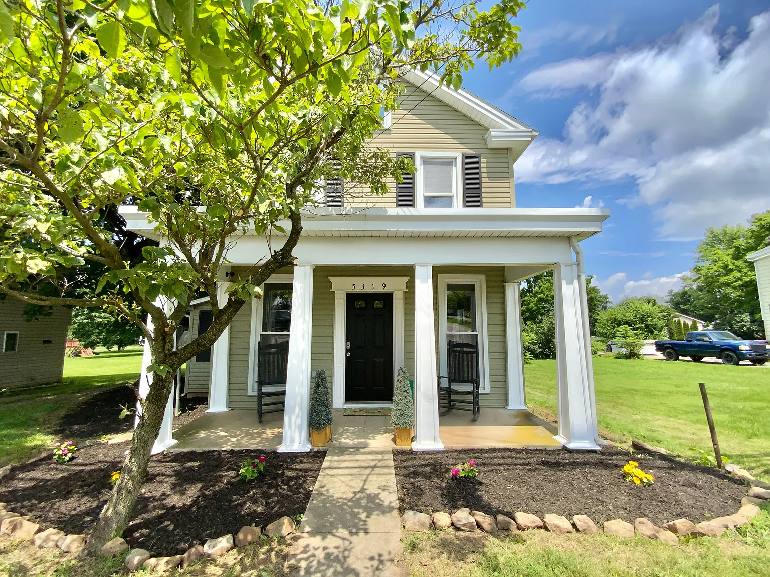 2 bed, 1.0 bath, 1048 sqft, $1,375 — Photo 2