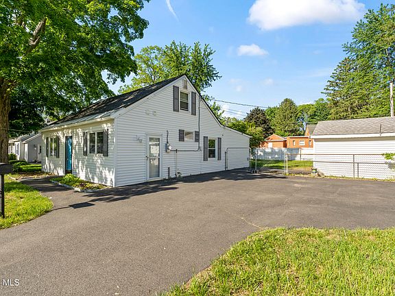 2nd image of 1054 Outer Drive