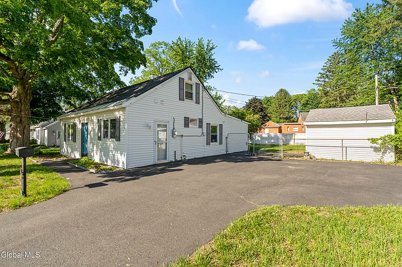 2nd image of 1054 Outer Drive