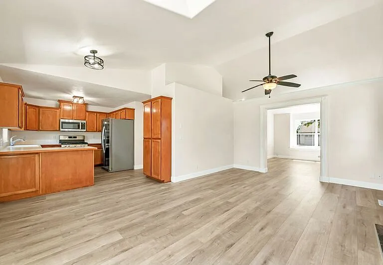 585 Dublin Ave — Photo 9