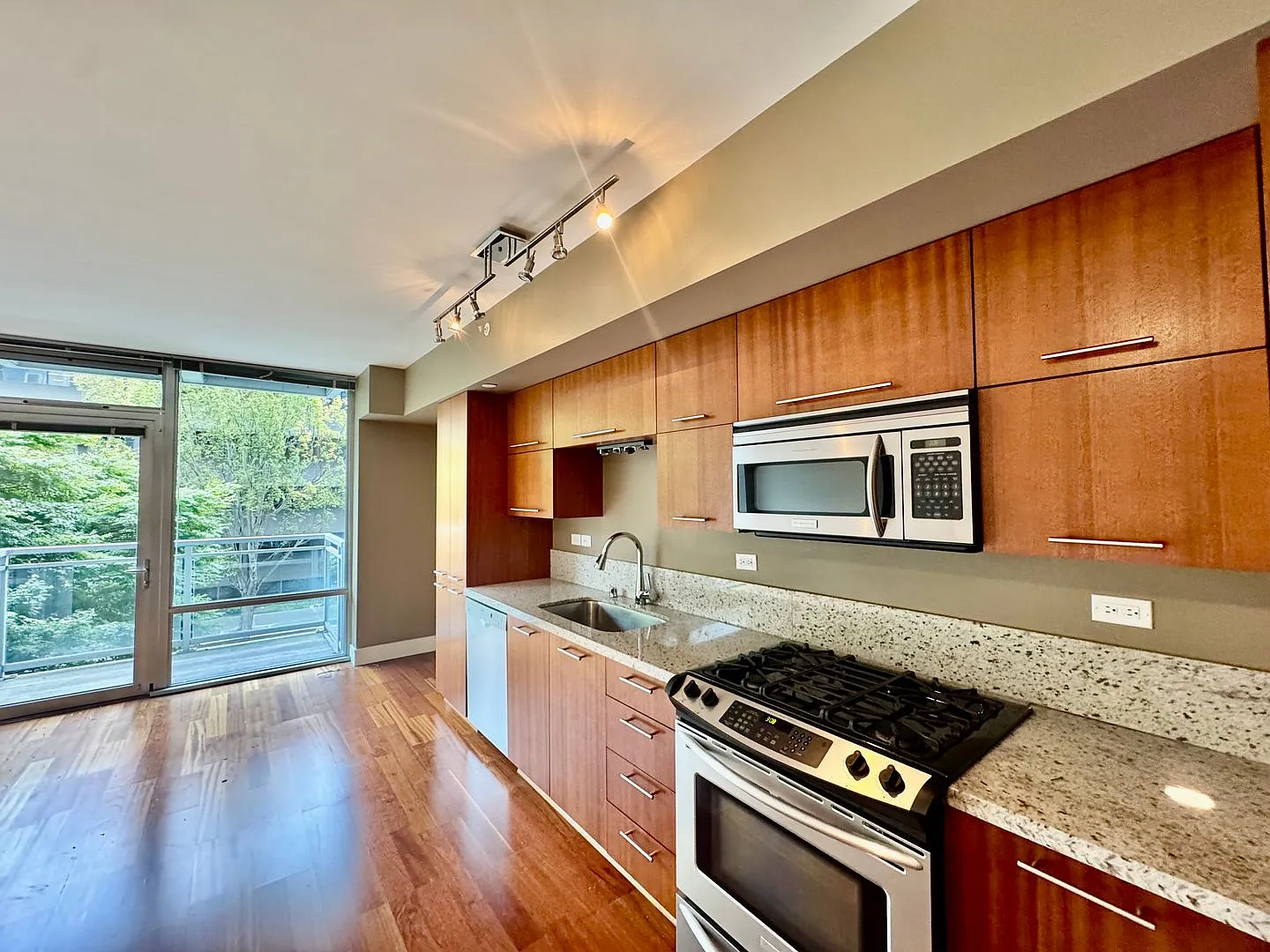 One-Bedroom Condo located in Prime Area of Downtown — Photo 2