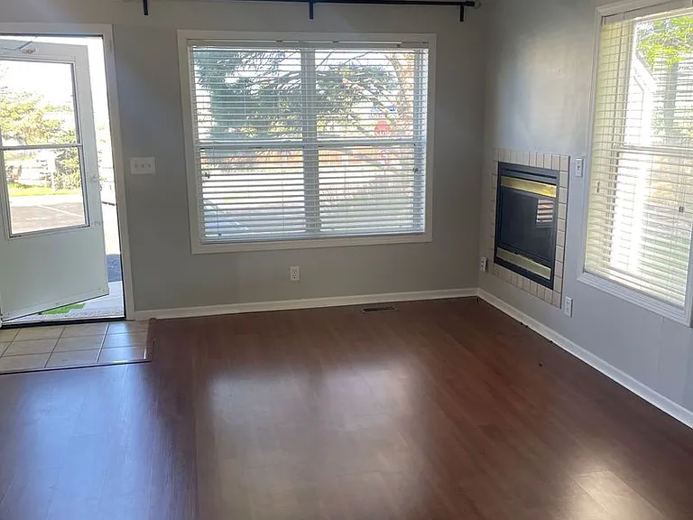 2134 Oakcrest Cir — Photo 2