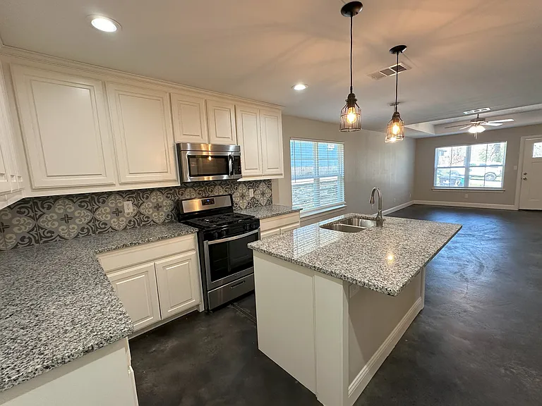 428 E Nelson St — Photo 4