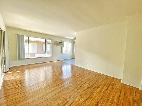 4th image of 3930 Ingraham St APT 1