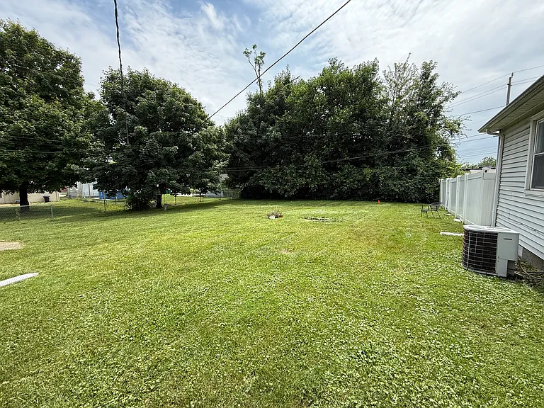 22420 Lilac St — Photo 3