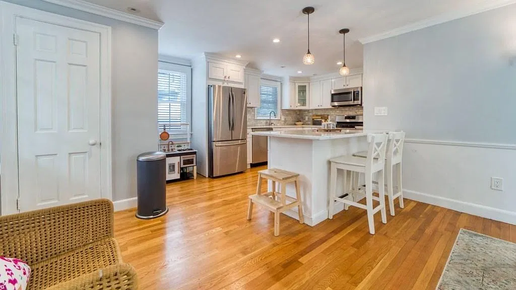 4 bed, 2.5 bath, 2500 sqft, $6,000 — Photo 4