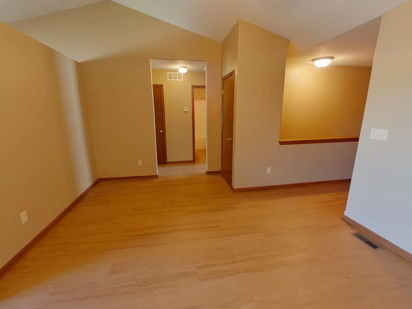 1020 W Clyde St — Photo 4