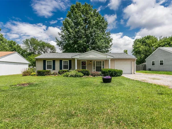 320 Countryside Ln, Fairview Heights, IL 62208