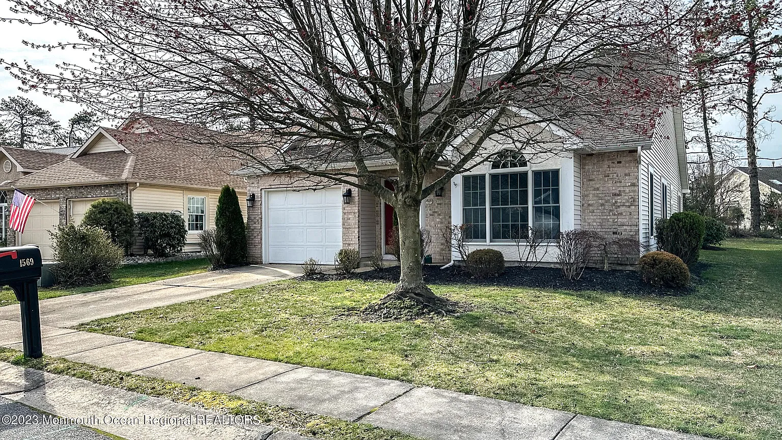 1569 Sweetbay Drive photo 1